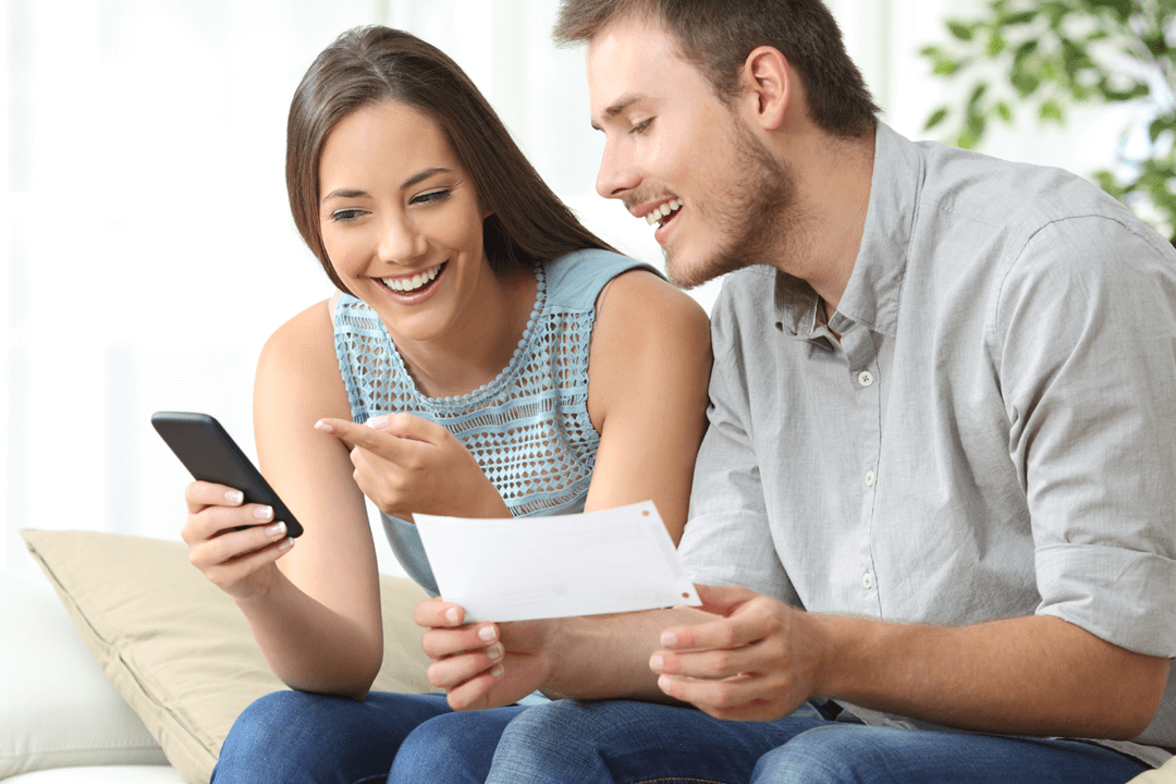 casal consultando as contas no celular para definir metas financeiras