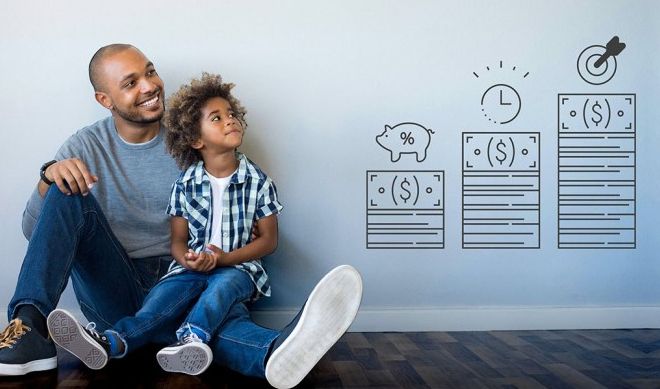 pai e filho em uma parede ilustrada com dinheiro, fazendo planos para previdência e investimento 