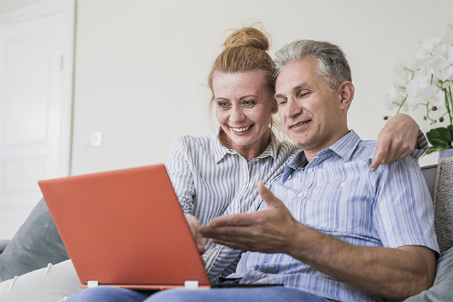 casal de idosos no computador estudando a margem consignável para aposentados