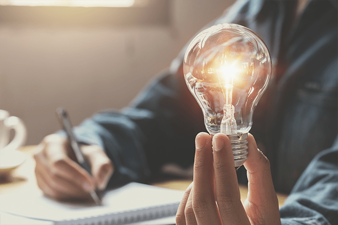 lâmpada simbolizando boas ideias em um estudo sobre empreendedorismo